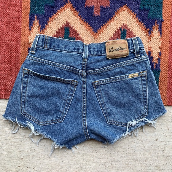 Levi’s • Vintage Mid waisted Cutoffs. Size 25/0/2 - Picture 3 of 8